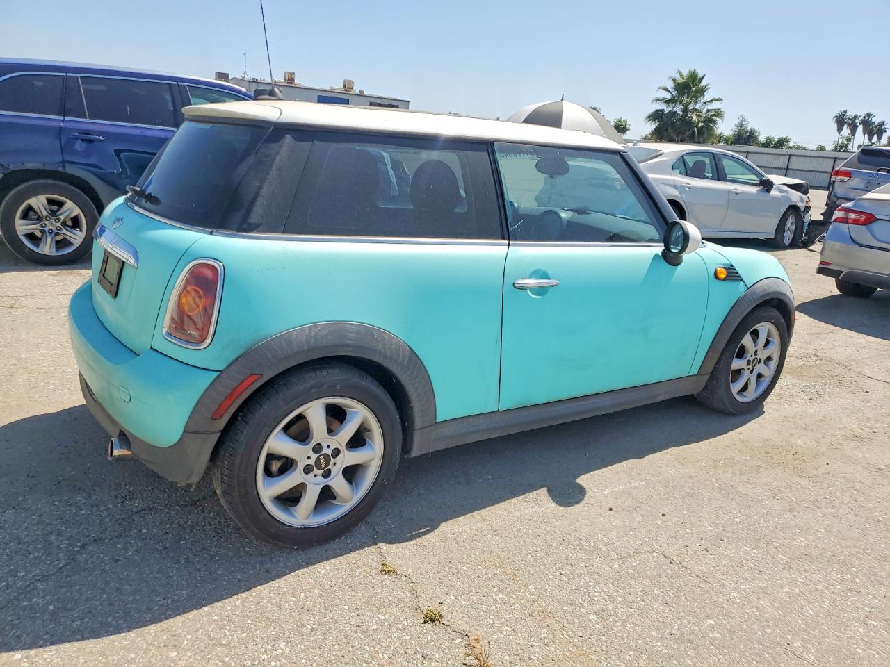 2009 Mini Cooper Turquoise vin: WMWMF33519TW79262