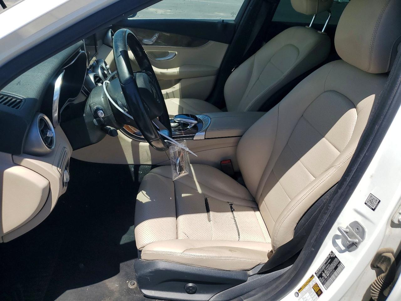 2015 Mercedes-benz C 300 White vin: 55SWF4JB4FU085529