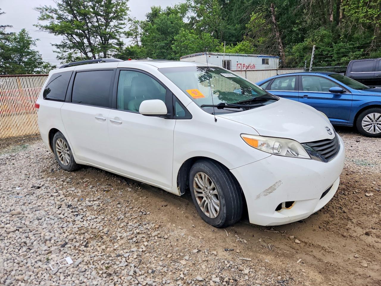 2013 Toyota Sienna Xle 8-passenger White vin: 5TDYK3DC2DS382540