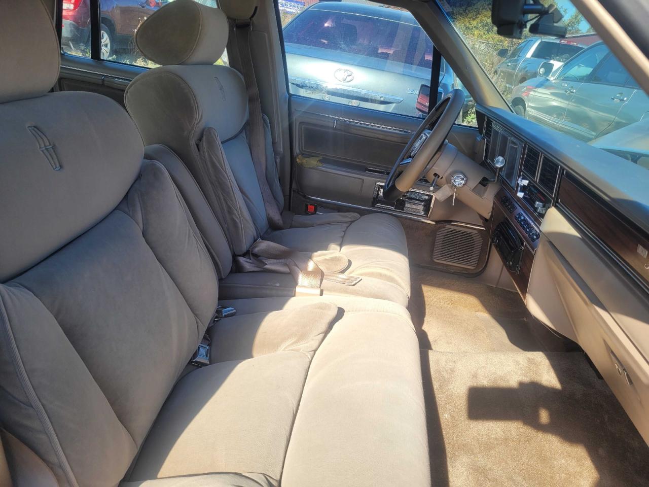 1988 Lincoln Town Car Signature Gold vin: 1LNBM82F3JY787229