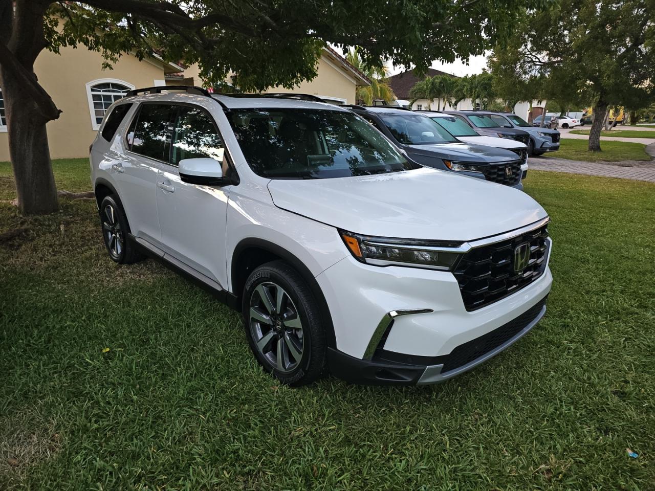 2025 Honda Pilot Touring White vin: 5FNYG1H79SB062345