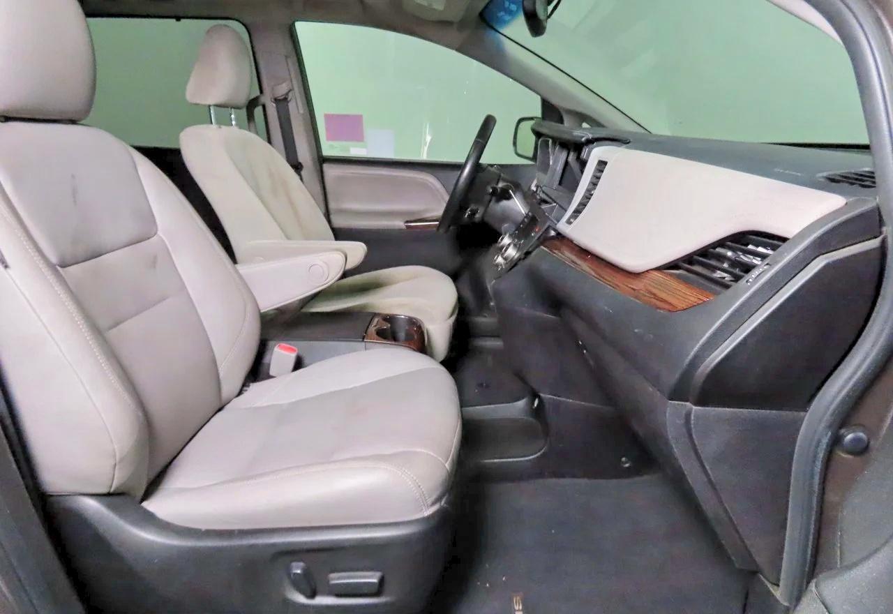 2016 Toyota Sienna Limited 7-passenger Gray vin: 5TDDK3DC4GS137600