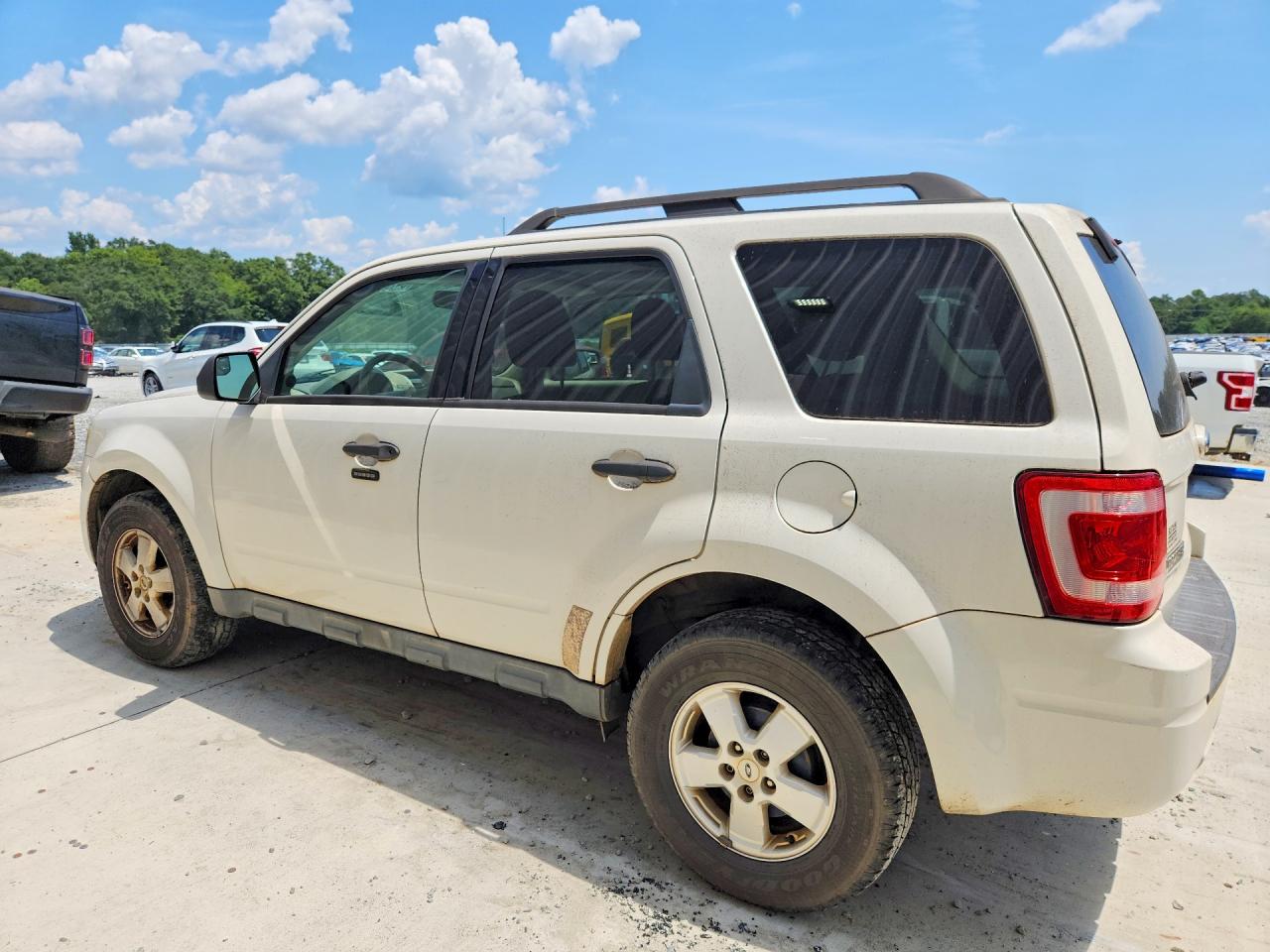 2010 Ford Escape Xlt White vin: 1FMCU0D74AKA33660