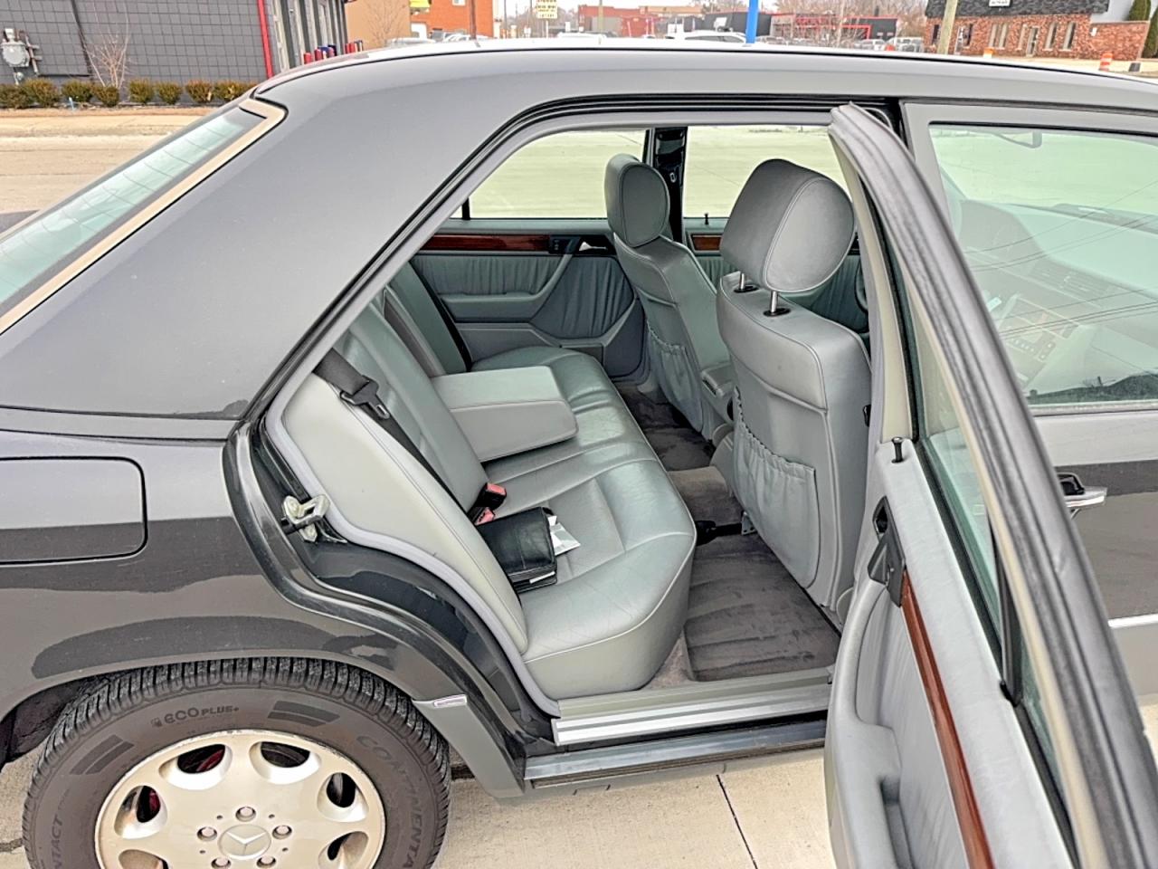 1995 Mercedes-benz E 320 Base Charcoal vin: WDBEA32E0SC200311