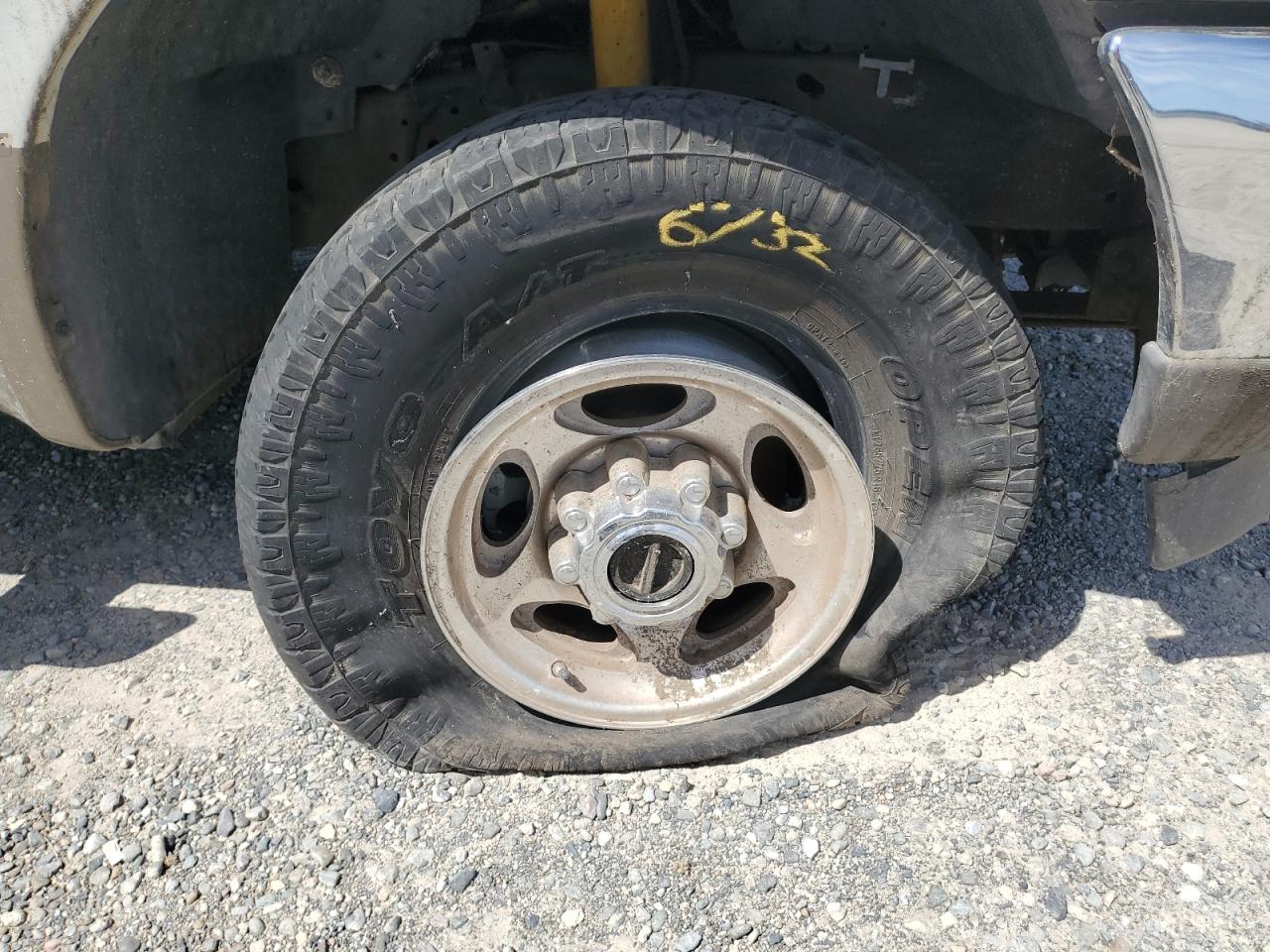 2004 Ford F250 Super Duty White vin: 1FTNW21P84EC11306 Damage: Right Front Wheel, Curb Rash, 1 To 2 Inches