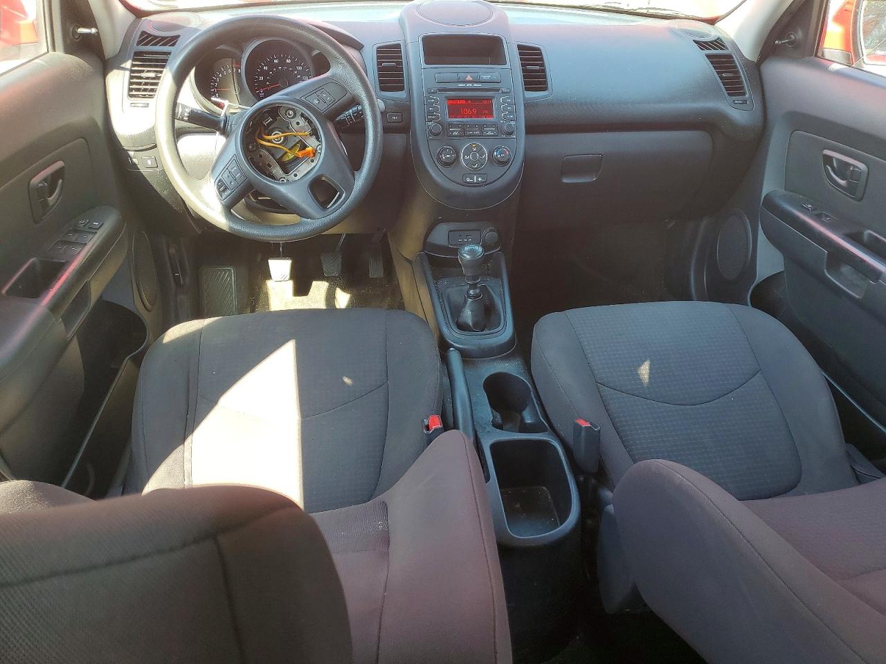 2013 Kia Soul Base Red vin: KNDJT2A51D7574265