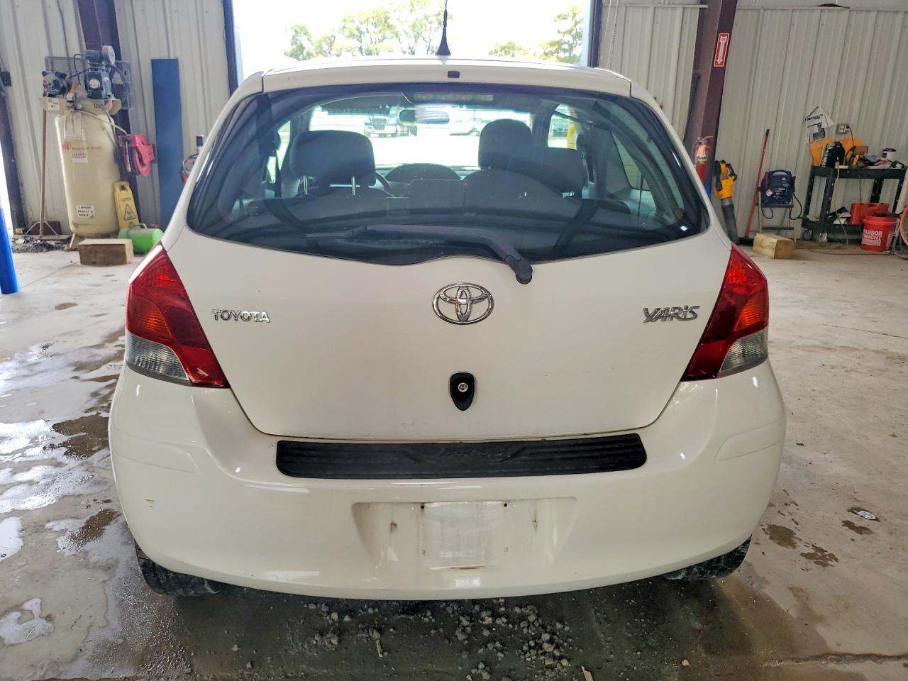2009 Toyota Yaris Base Белый vin: JTDJT903X95261856