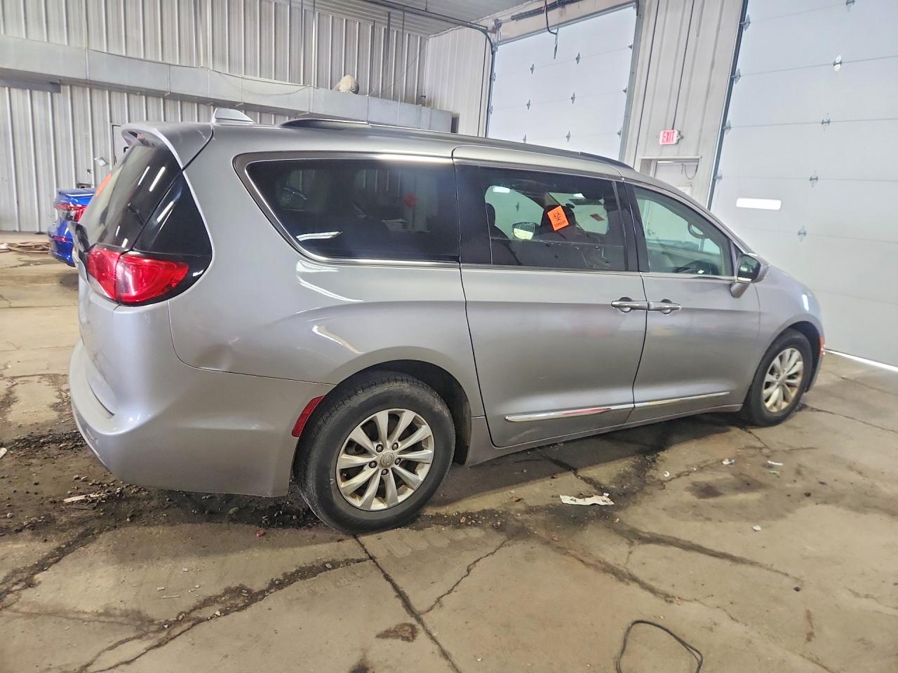 2017 Chrysler Pacifica Touring L Silver vin: 2C4RC1BG3HR539583