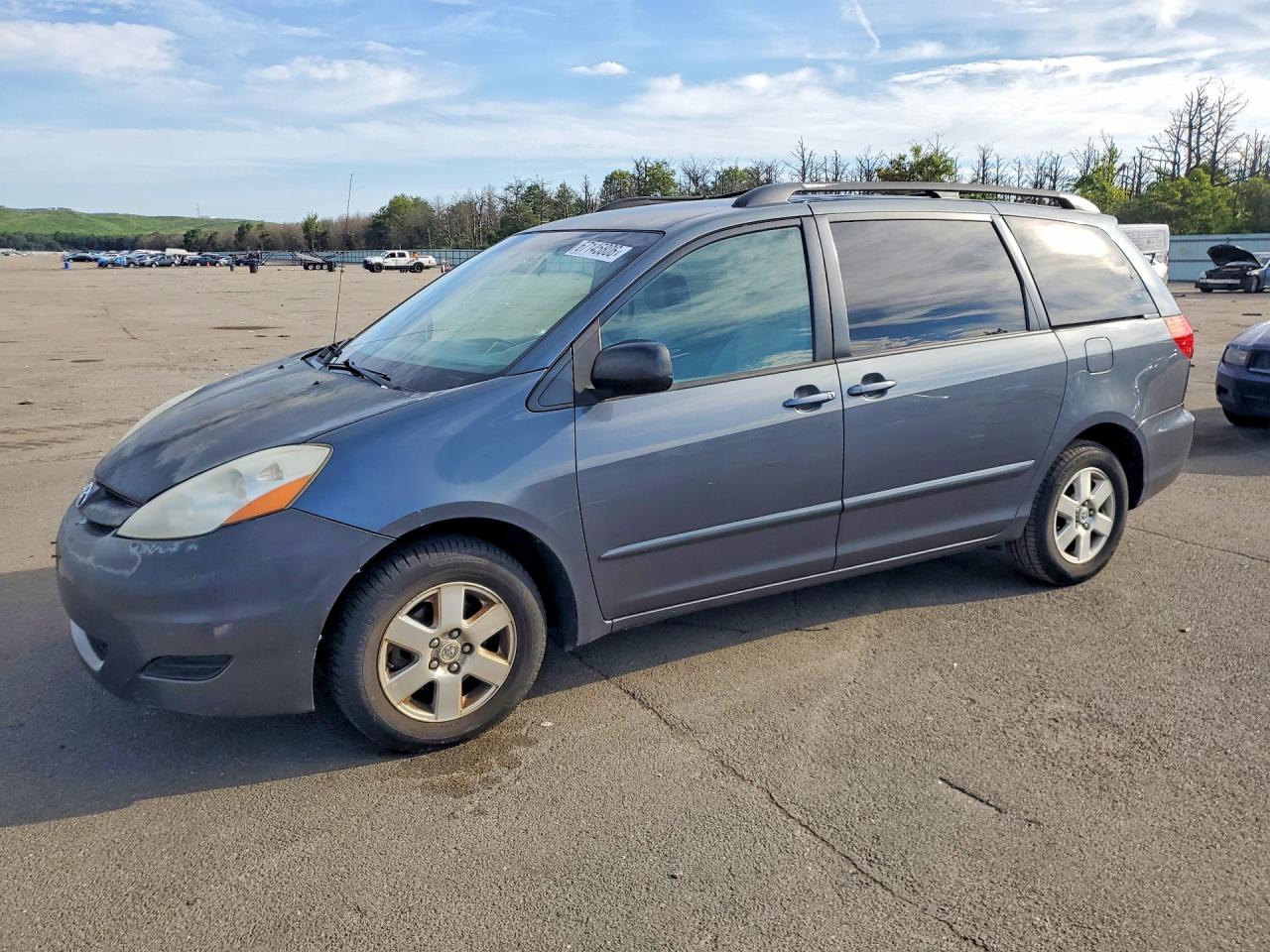 2010 Toyota Sienna Le 7-passenger Green vin: 5TDKK4CC5AS297460