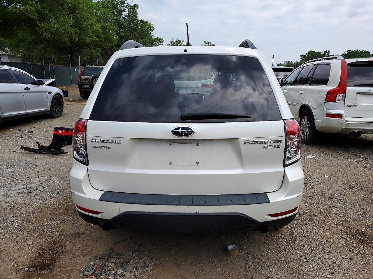 2012 Subaru Forester 2.5x Premium White vin: JF2SHADC7CH427808