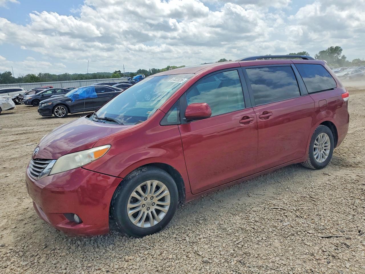 2011 Toyota Sienna Xle 8-passenger Red vin: 5TDYK3DCXBS127910