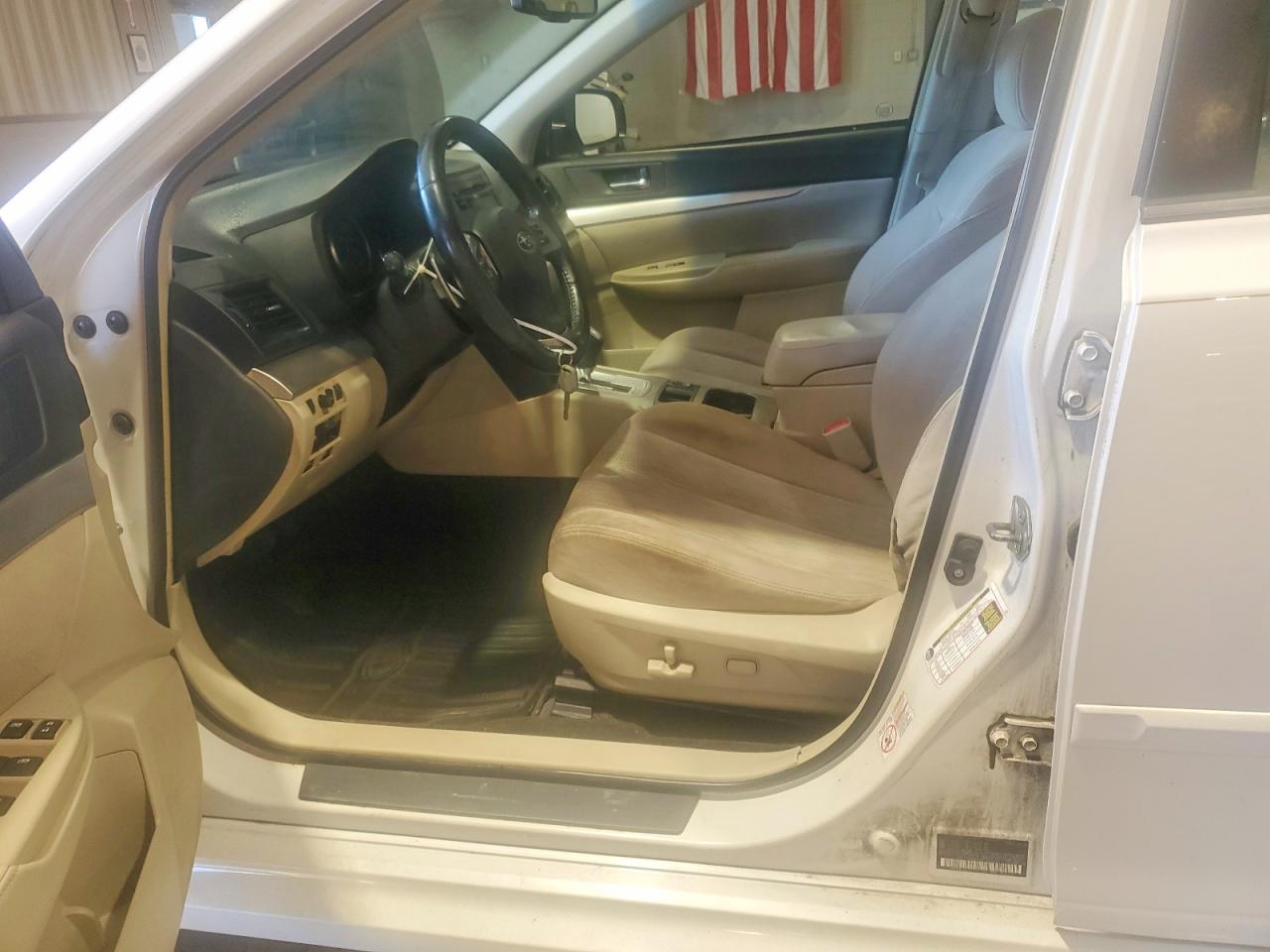 2013 Subaru Legacy 2.5i Premium White vin: 4S3BMBG68D3005650