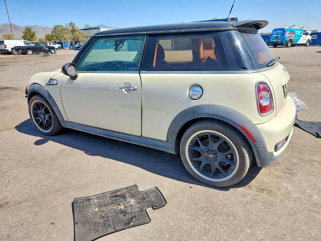 2011 Mini Cooper S Beige vin: WMWSV3C5XBTY12441