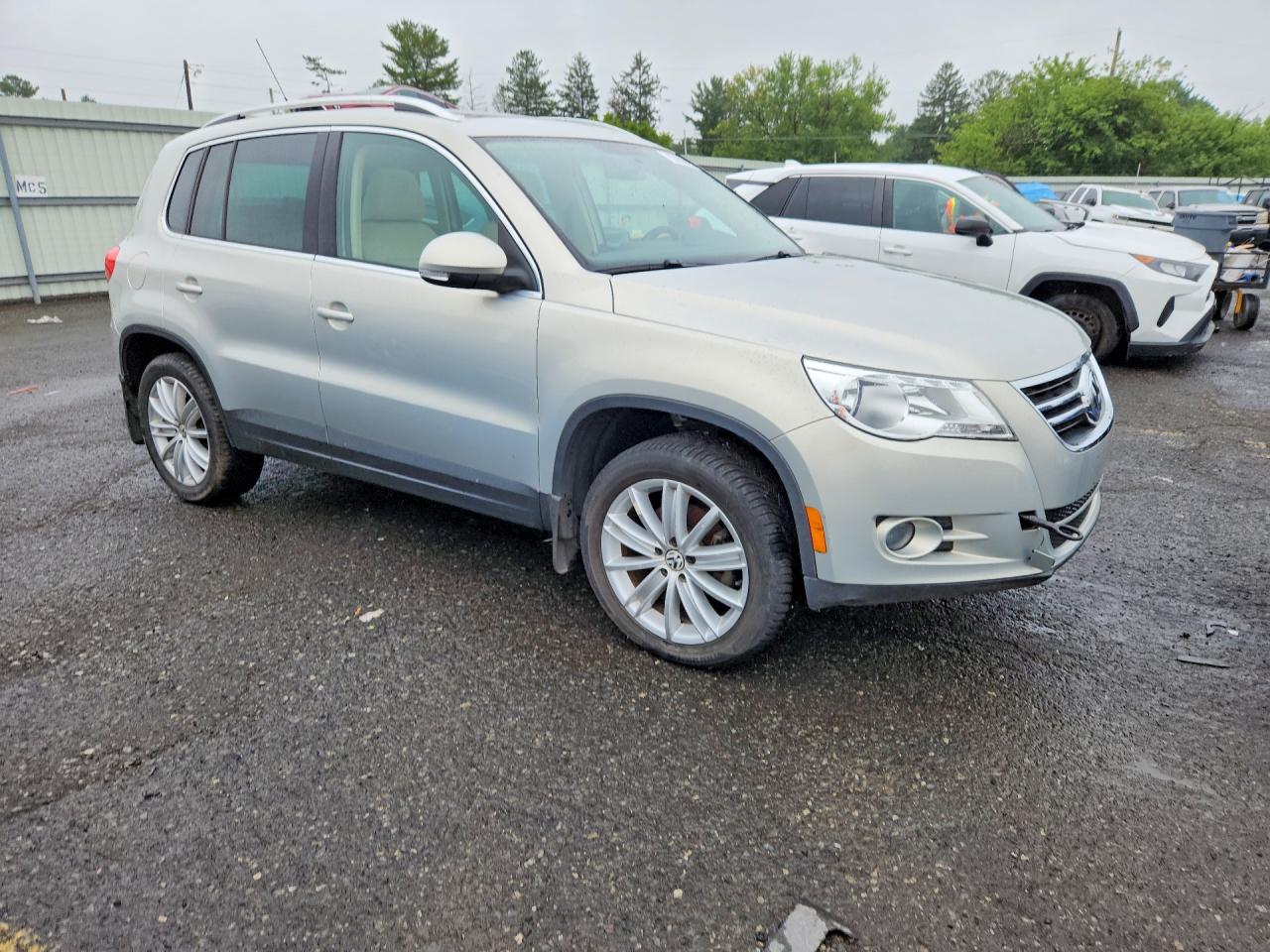 2011 Volkswagen Tiguan S Silver vin: WVGBV7AX2BW536393