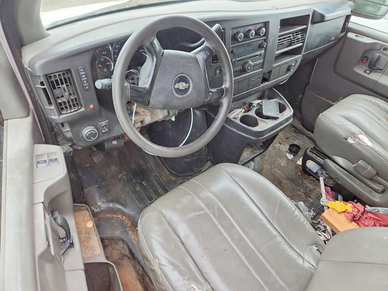 2008 Chevrolet Express G1500 White vin: 1GCFG15X481147557