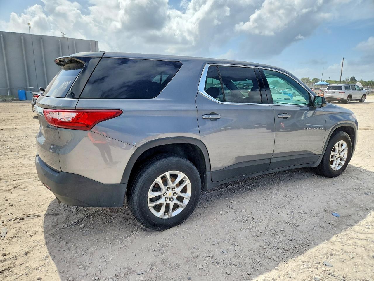 2019 Chevrolet Traverse Ls Серый vin: 1GNERFKW6KJ188298