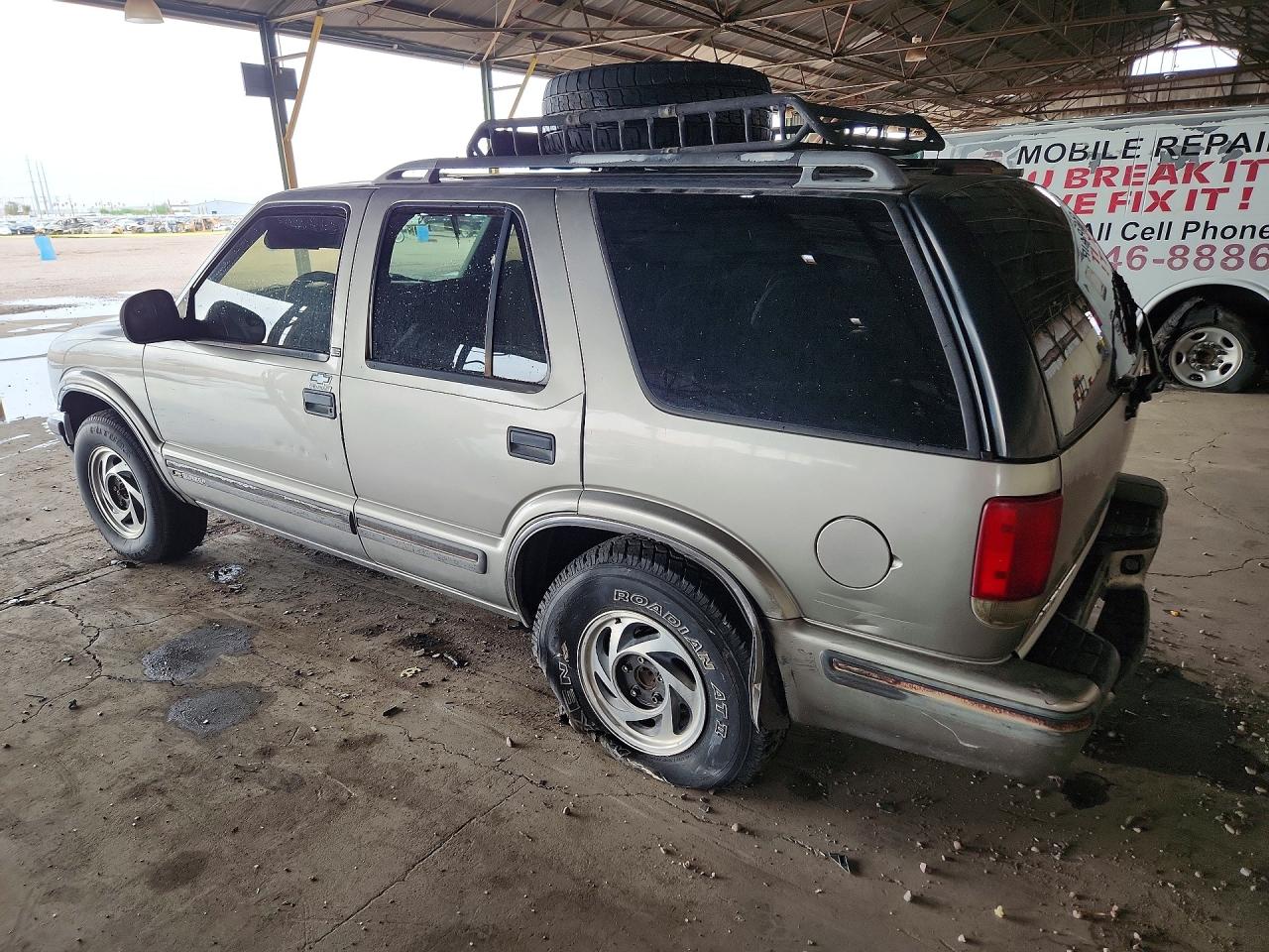 1998 Chevrolet Blazer Beige vin: 1GNDT13W8W2208632