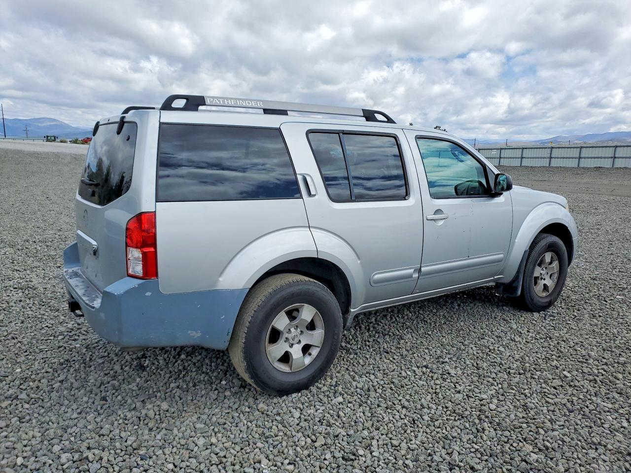 2005 Nissan Pathfinder Xe Silver vin: 5N1AR18W55C748852