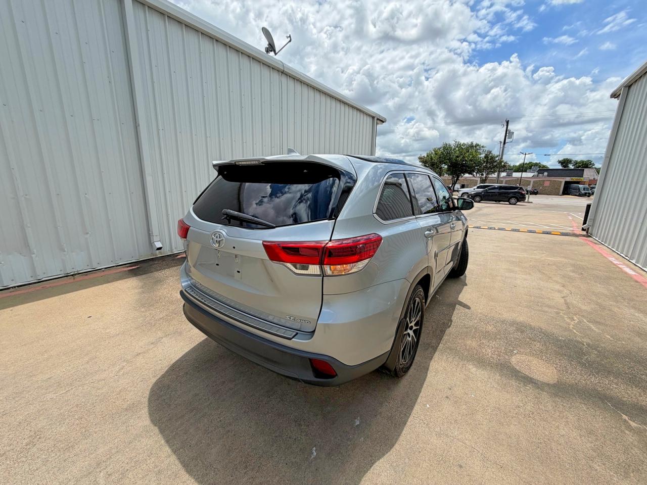 2017 Toyota Highlander Se Silver vin: 5TDJZRFH0HS508358