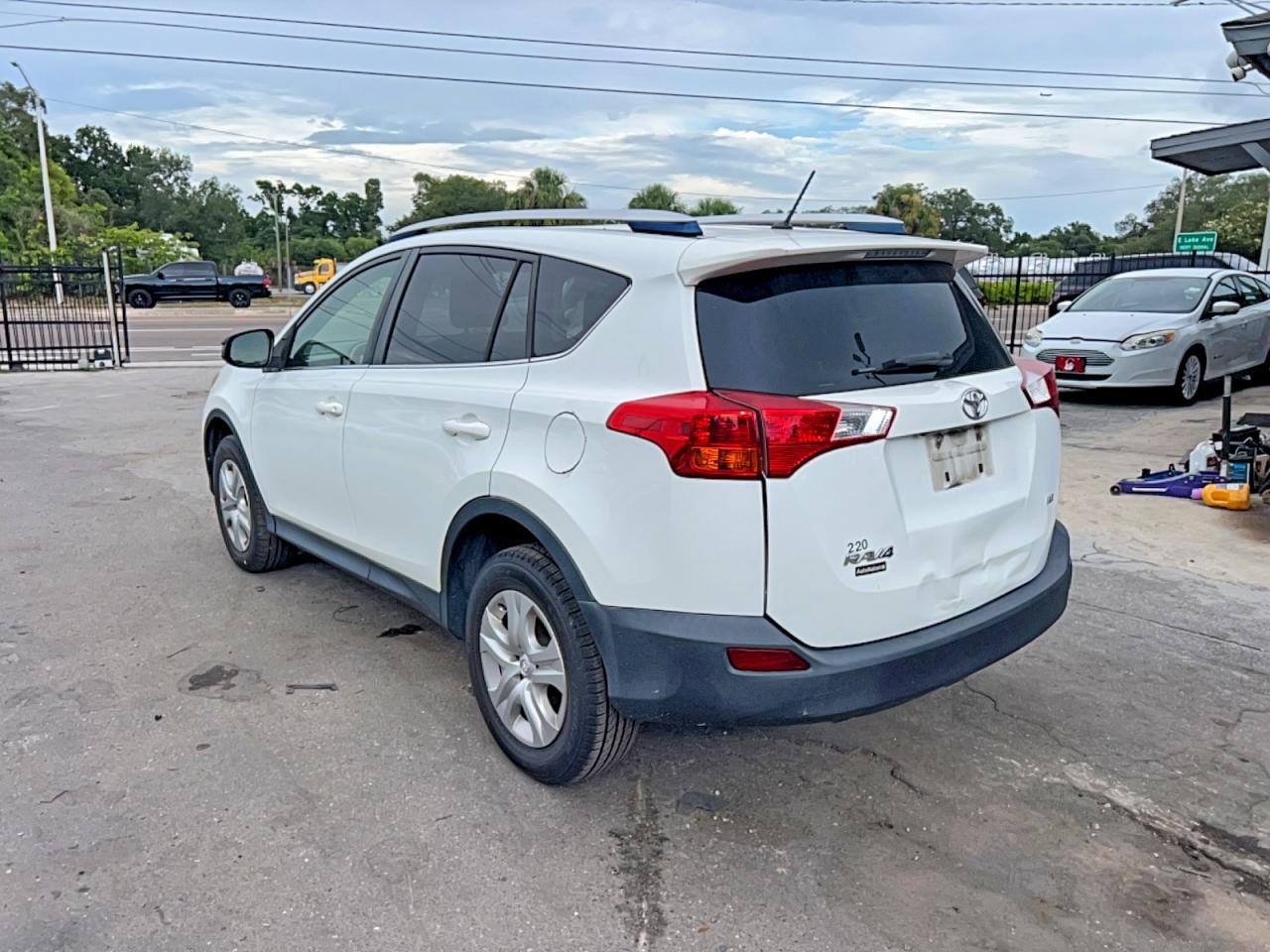 2015 Toyota Rav4 Le White vin: JTMZFREV5FJ044111