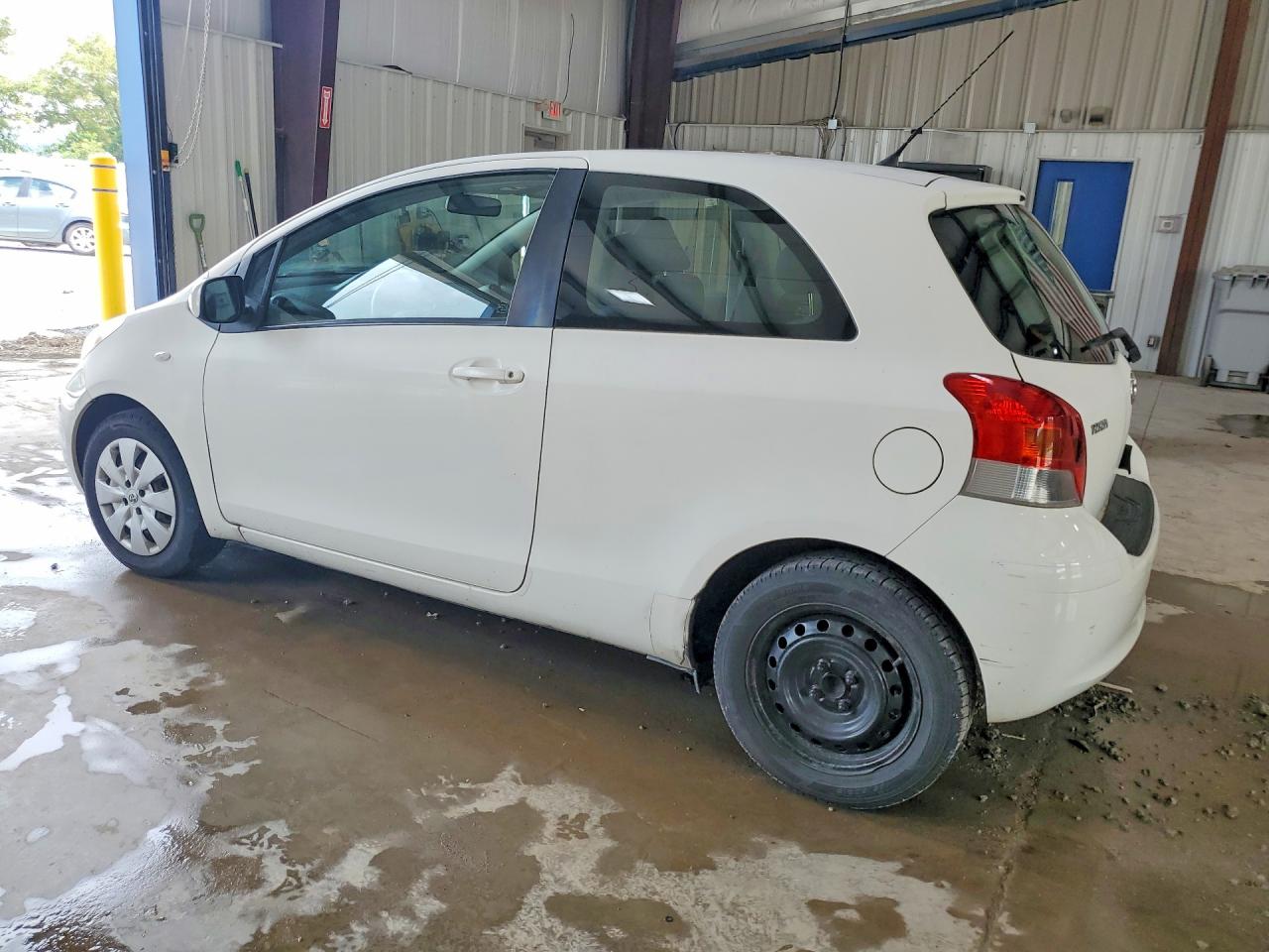 2009 Toyota Yaris Base Белый vin: JTDJT903X95261856