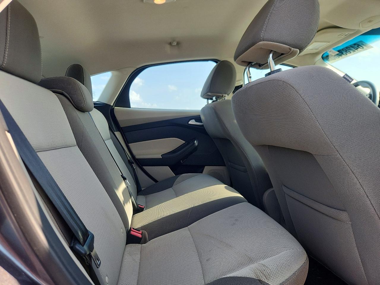 2014 Ford Focus Se Gray vin: 1FADP3K28EL192387
