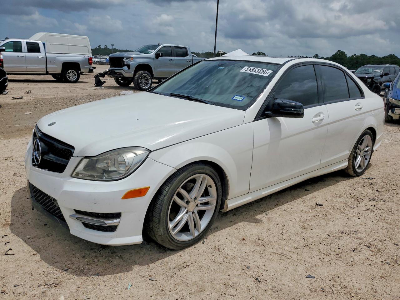 2013 Mercedes-benz C 250 Белый vin: WDDGF4HB6DR287619