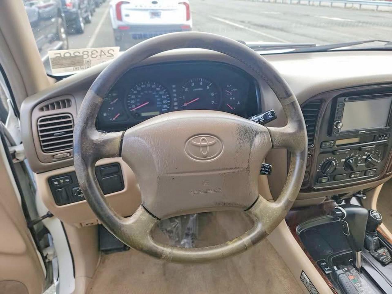 2000 Toyota Land Cruiser Base White vin: JT3HT05J4Y0113106
