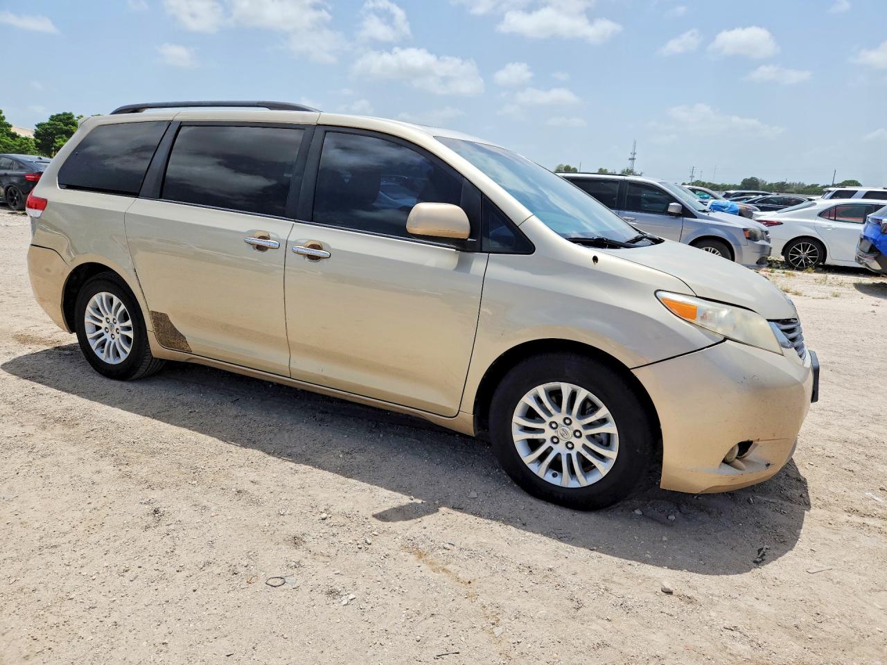 2014 Toyota Sienna Xle 8-passenger Beige vin: 5TDYK3DC7ES456102