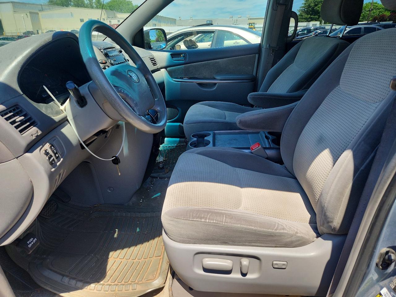 2008 Toyota Sienna Le 7-passenger Gray vin: 5TDZK23C08S211694