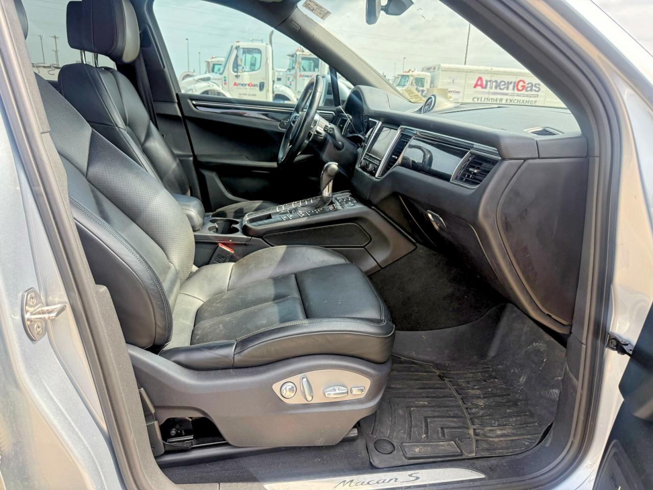 2015 Porsche Macan S Silver vin: WP1AB2A53FLB55393