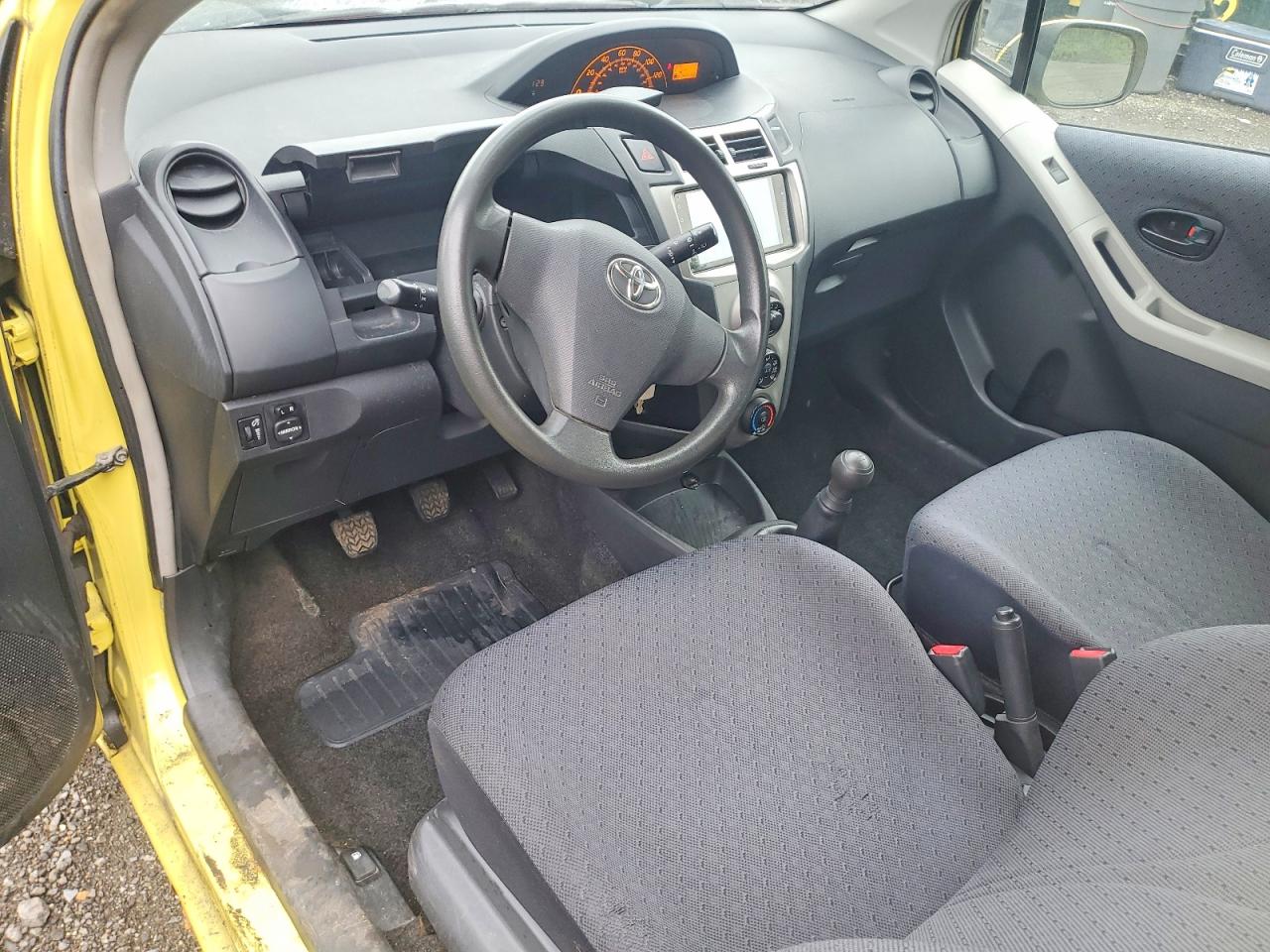 2009 Toyota Yaris Base Yellow vin: JTDJT903X95250243