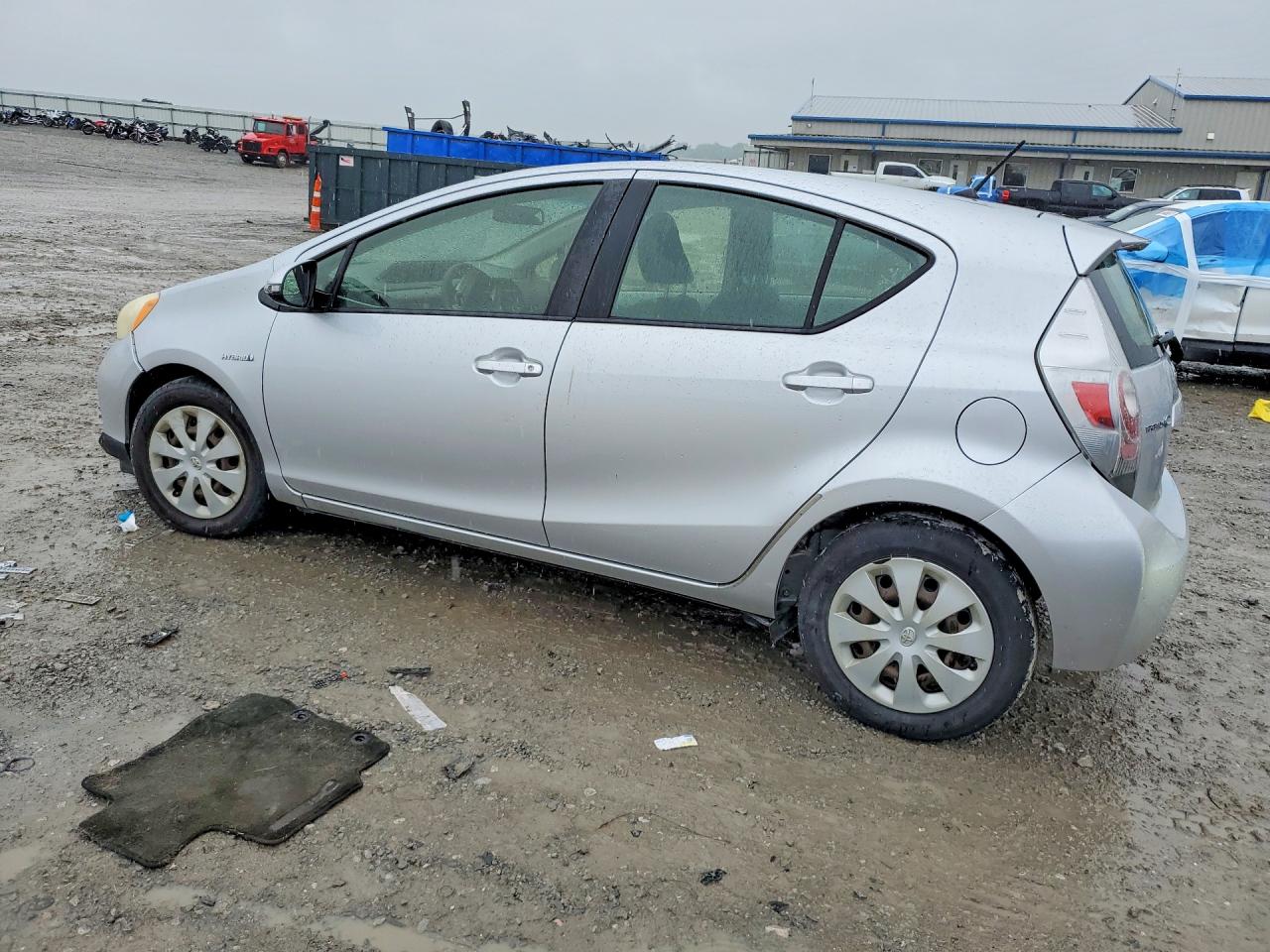 2013 Toyota Prius C Two Серебряный vin: JTDKDTB31D1055806