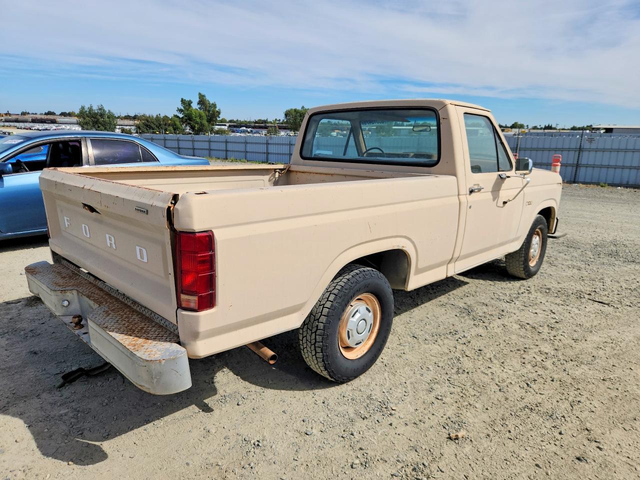 1983 Ford F100 Бежевый vin: 1FTCF10Y0DPA91808