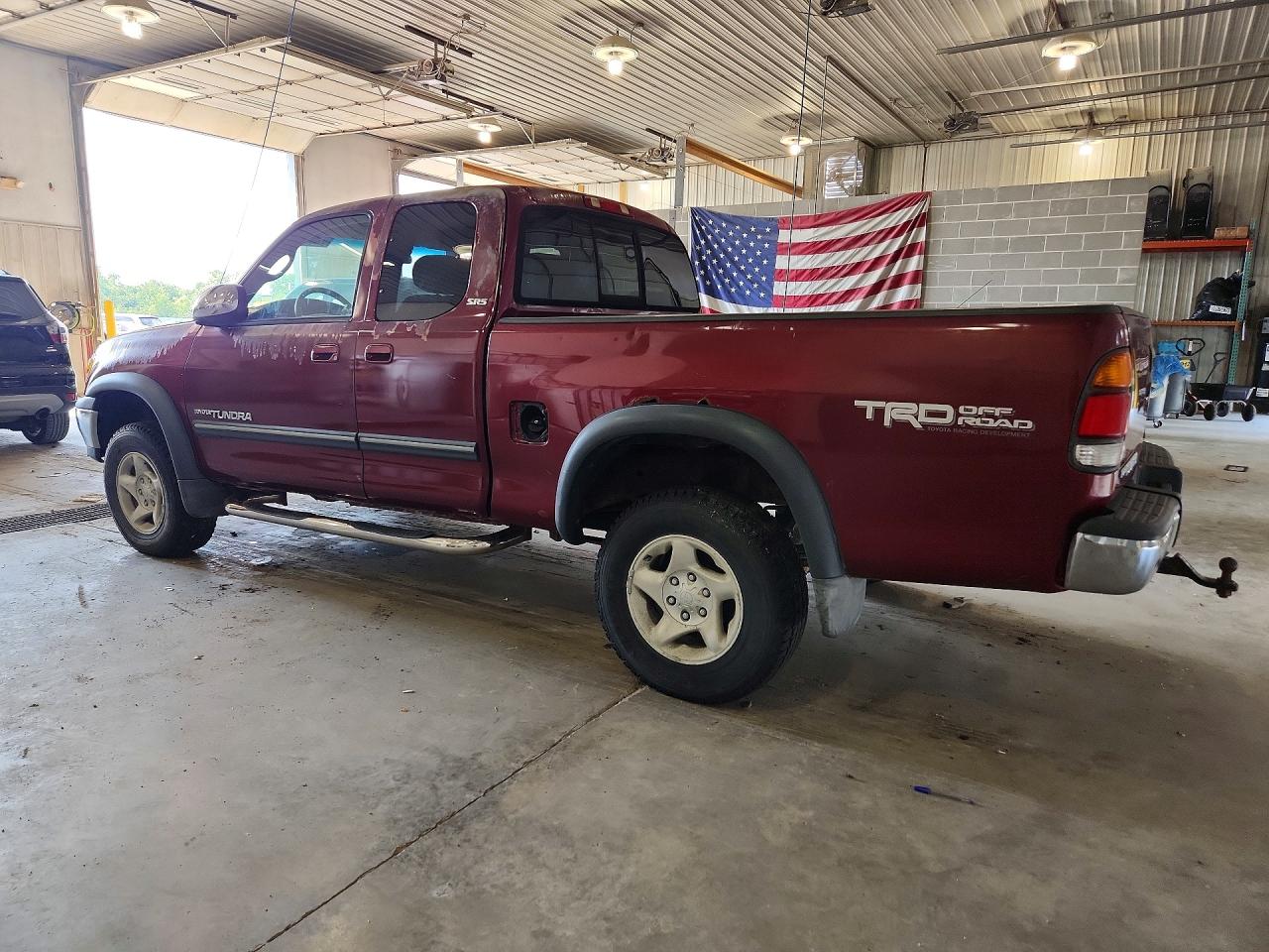 2001 Toyota Tundra Sr5 Red vin: 5TBBT441X1S155592