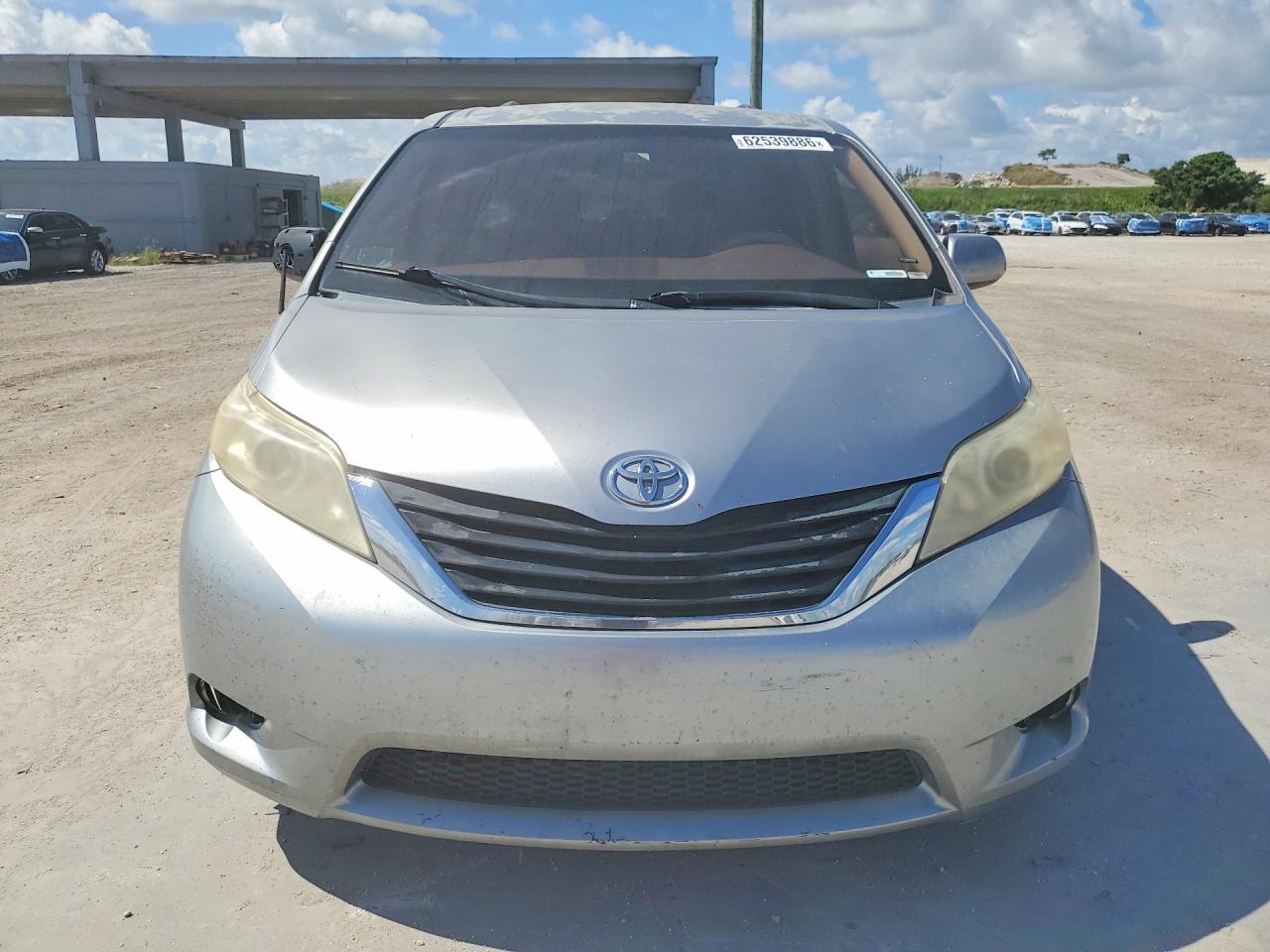 2011 Toyota Sienna Le Серебряный vin: 5TDKK3DC3BS005086