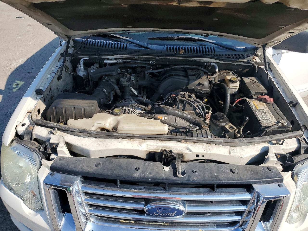 2008 Ford Explorer Xlt White vin: 1FMEU73E78UA65552