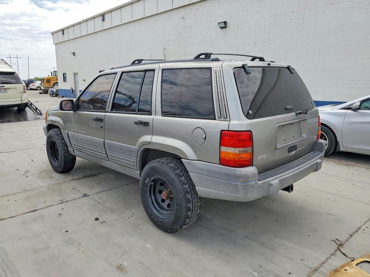 1998 Jeep Grand Cherokee Laredo Gray vin: 1J4GZ58Y2WC157042
