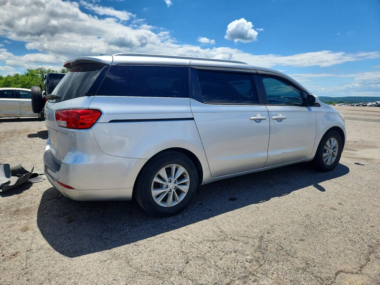 2015 Kia Sedona Lx Silver vin: KNDMB5C11F6020650