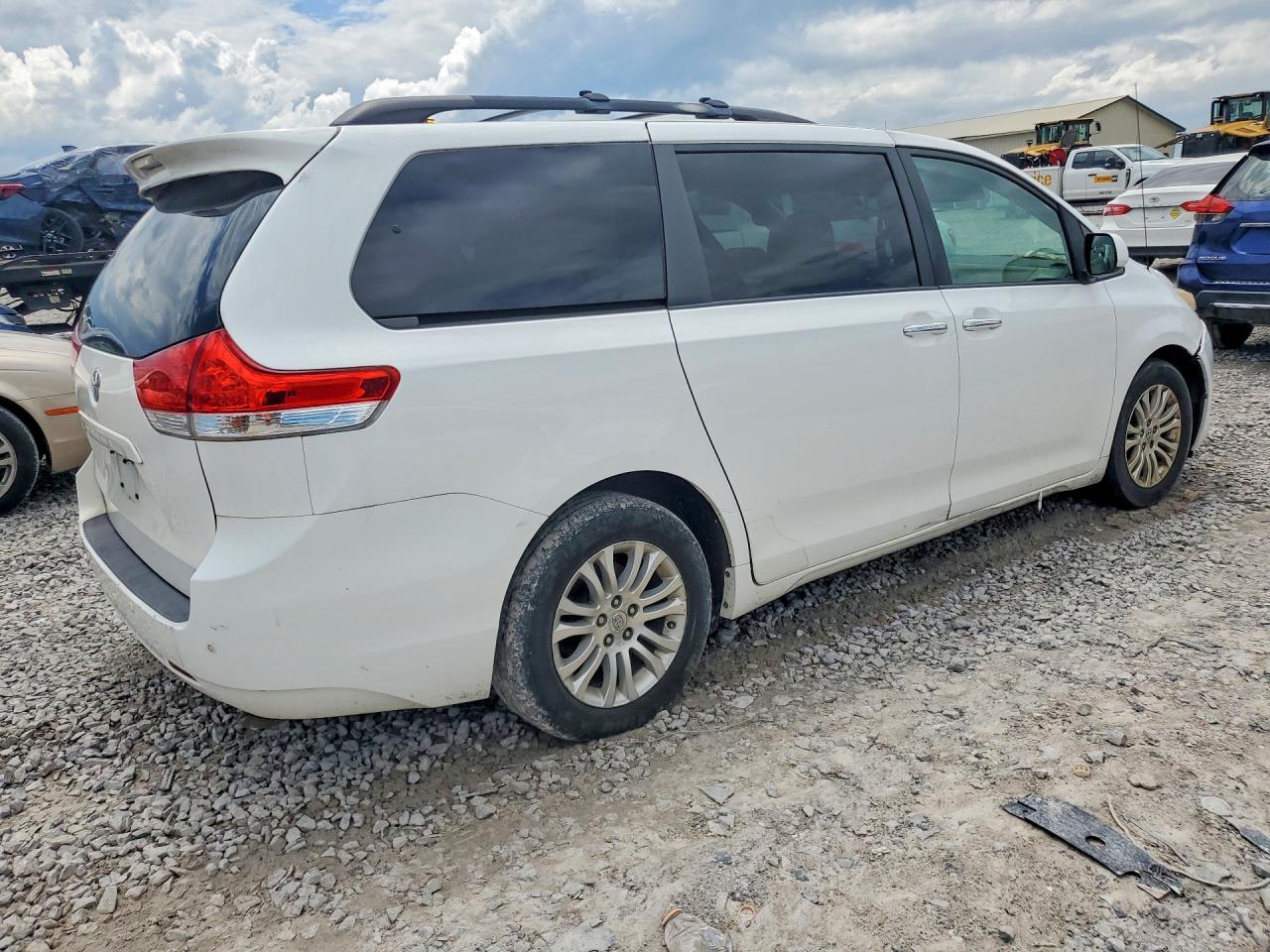 2012 Toyota Sienna Xle 8-passenger Белый vin: 5TDYK3DC8CS279248