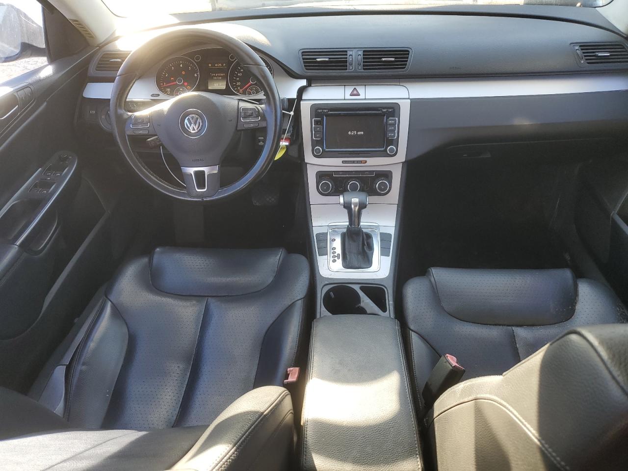 2010 Volkswagen Passat Komfort Black vin: WVWJM7AN4AE141914