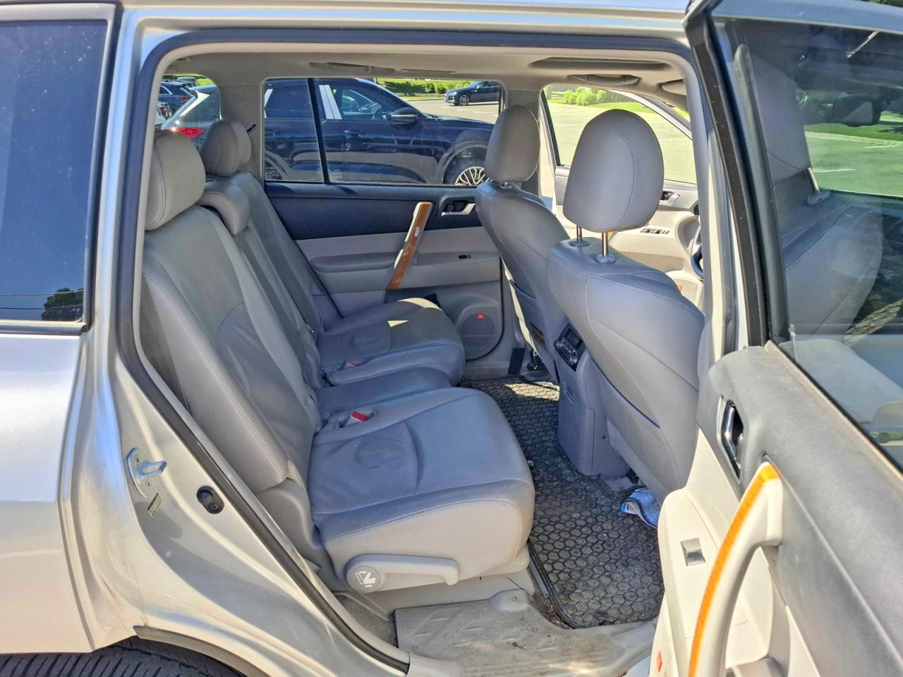 2009 Toyota Highlander Hybrid Limited Silver vin: JTEEW44A892030097