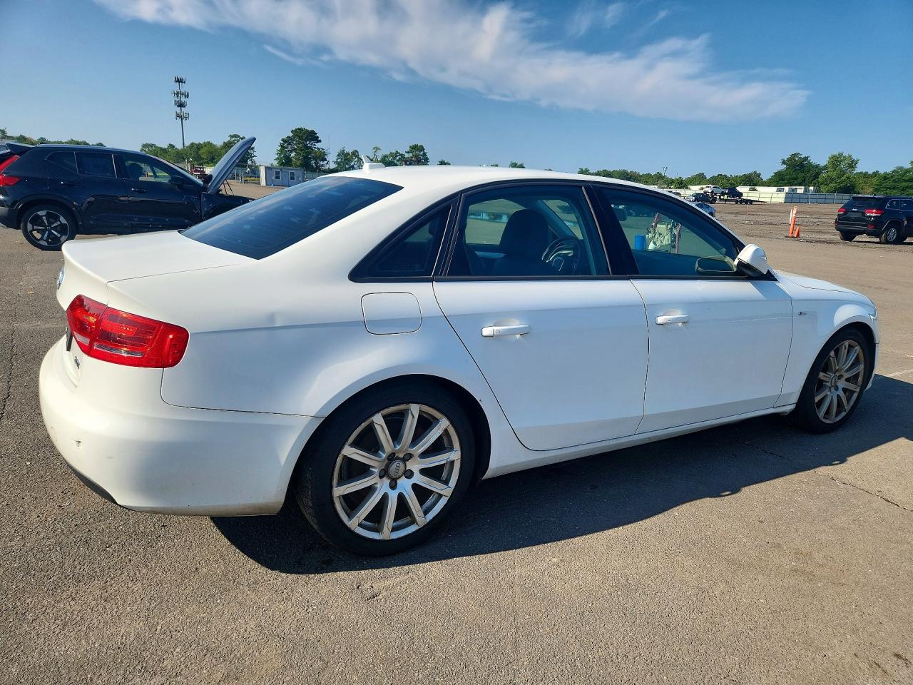 2010 Audi A4 Premium White vin: WAUAFAFL2AN027020