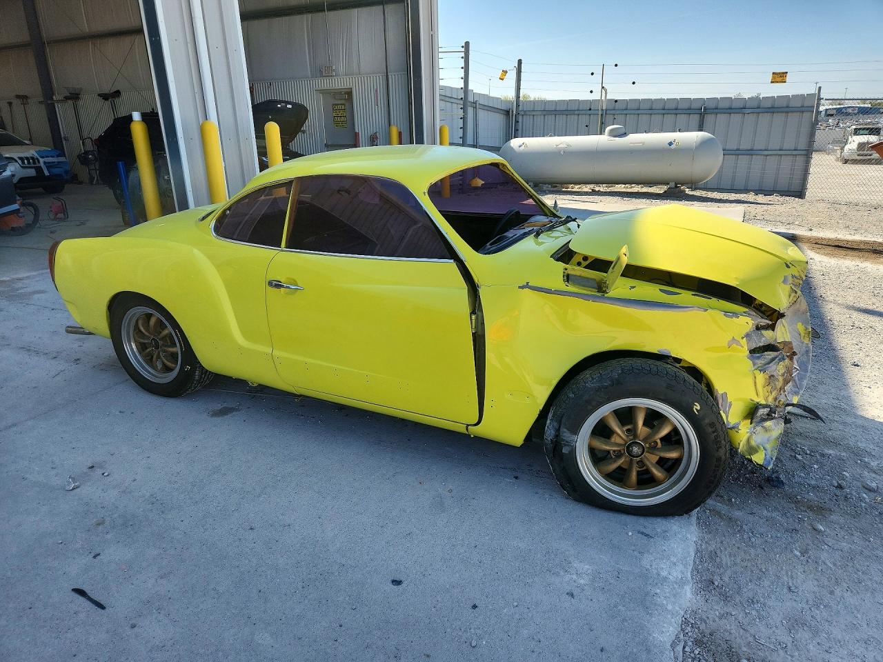1972 Volkswagen Karmann Ghia Yellow vin: 1422010911