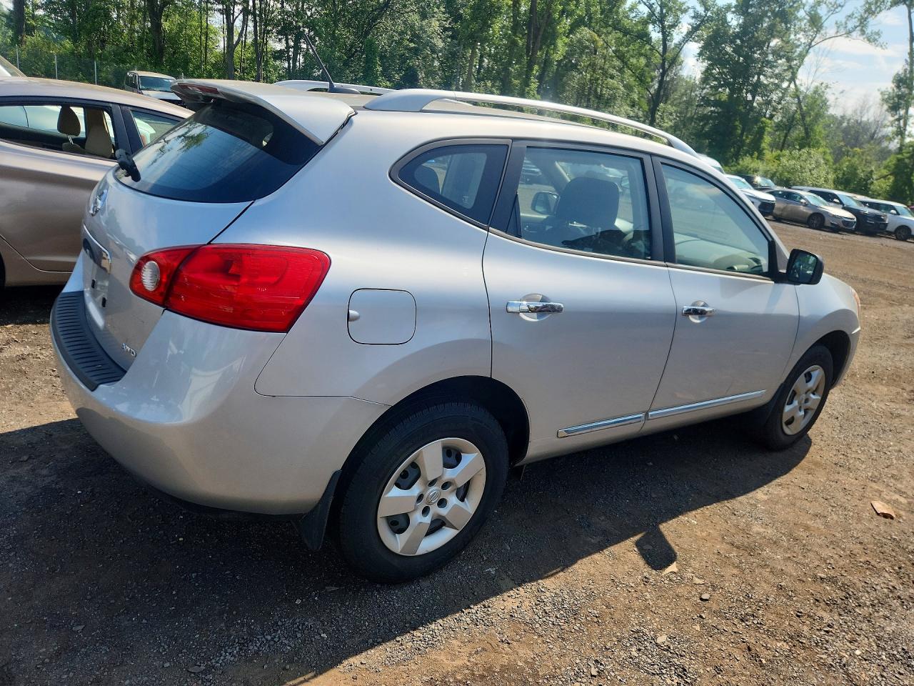 2015 Nissan Rogue Select S Серебряный vin: JN8AS5MV3FW260162