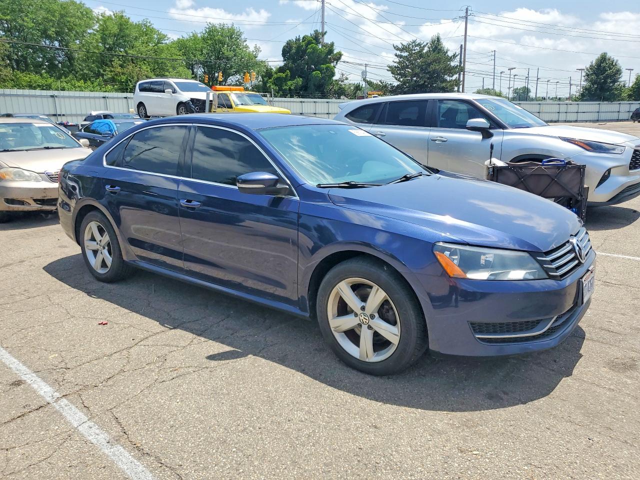 2015 Volkswagen Passat Se Blue vin: 1VWBT7A31FC033336