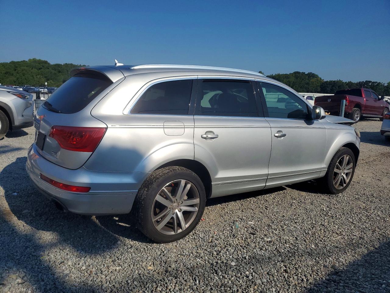 2014 Audi Q7 Premium Plus Серебряный vin: WA1LGAFE2ED013425