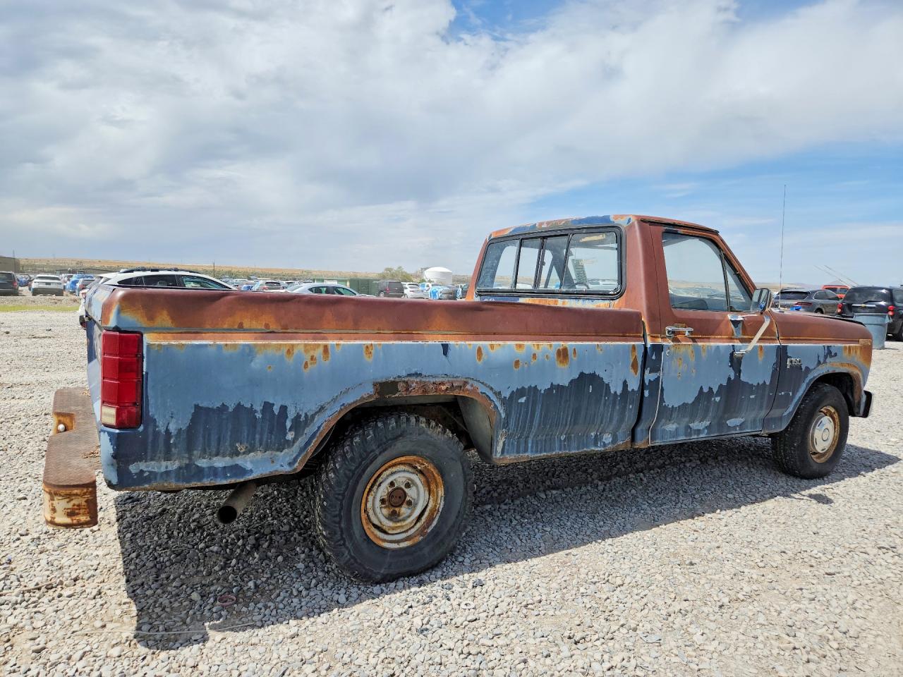 1986 Ford F150 Two Tone vin: 1FTCF15N3GPA03725