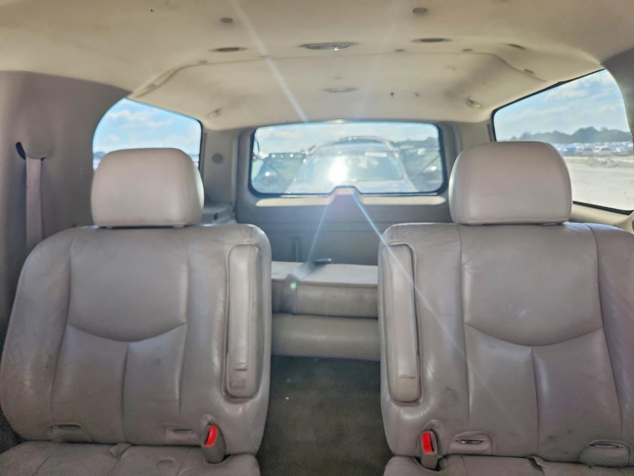 2004 Chevrolet Suburban C1500 White vin: 3GNEC16Z34G246123