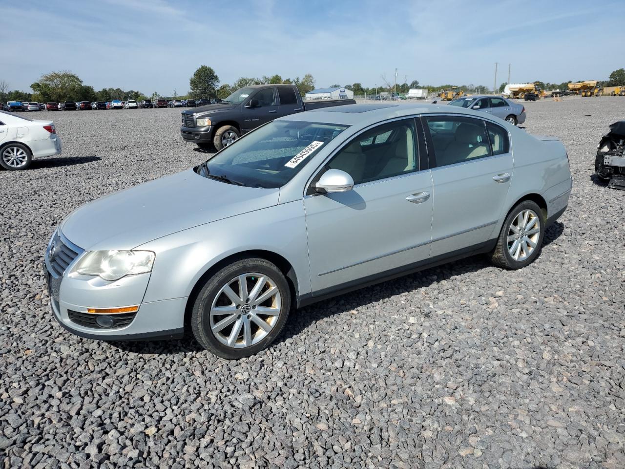 2010 Volkswagen Passat Komfort Silver vin: WVWJK7AN9AE148105